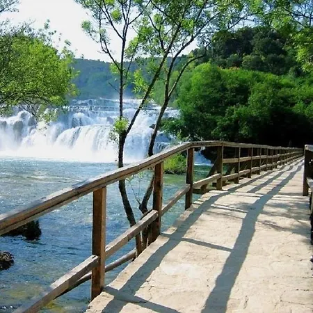 Bedroom For 1, In 100 Y Old Dalmatian House, Under Mountain, 14 Km To Np Krka, 35 Mins Drive To Guest house Razvode