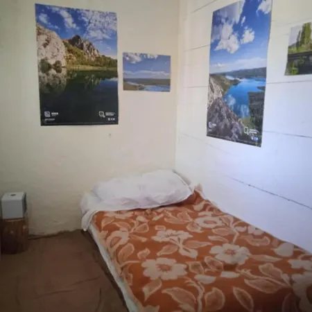 Bedroom For 1, In 100 Y Old Dalmatian House, Under Mountain, 14 Km To Np Krka, 35 Mins Drive To